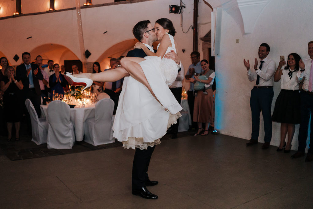 hochzeit schloss amerang brautpaartanz