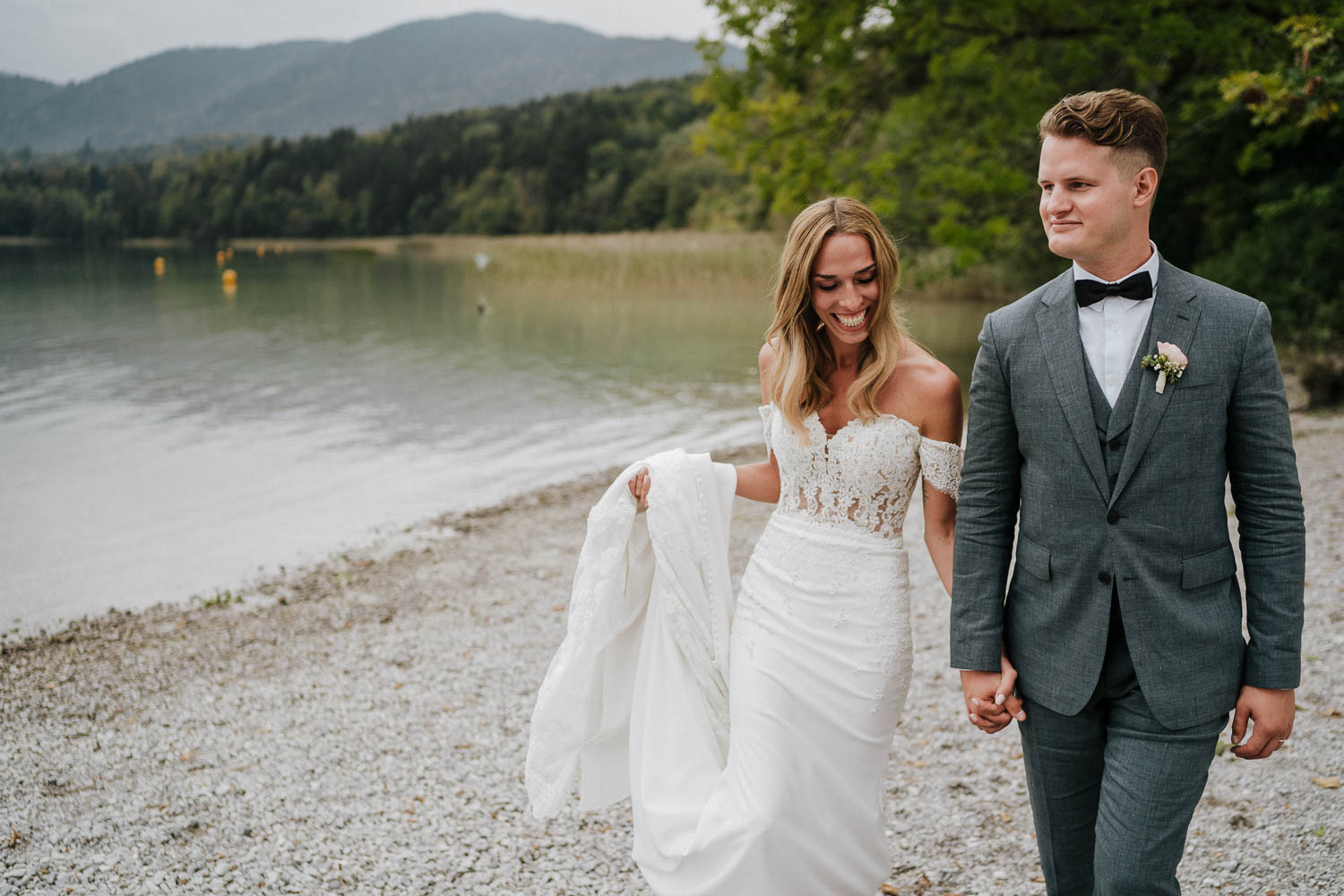 hochzeit blueland tipidorf brautpaar spaziert