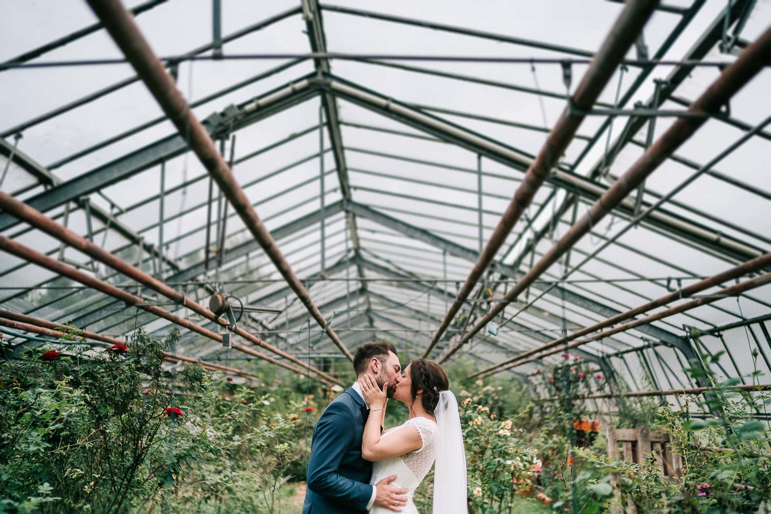 hochzeit blueland tipidorf küssendes brautpaar