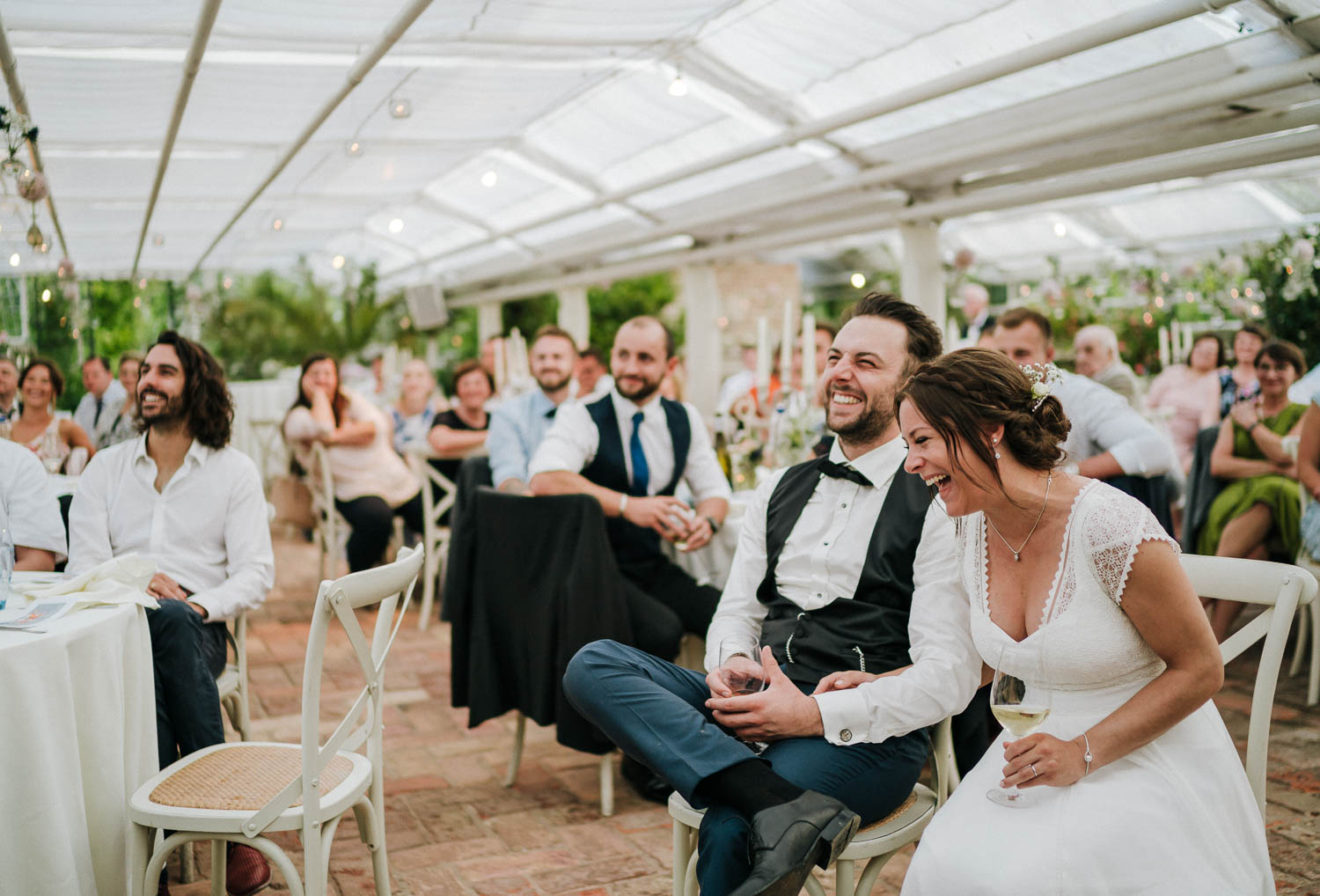 hochzeit blueland tipidorf lachendes brautpaar
