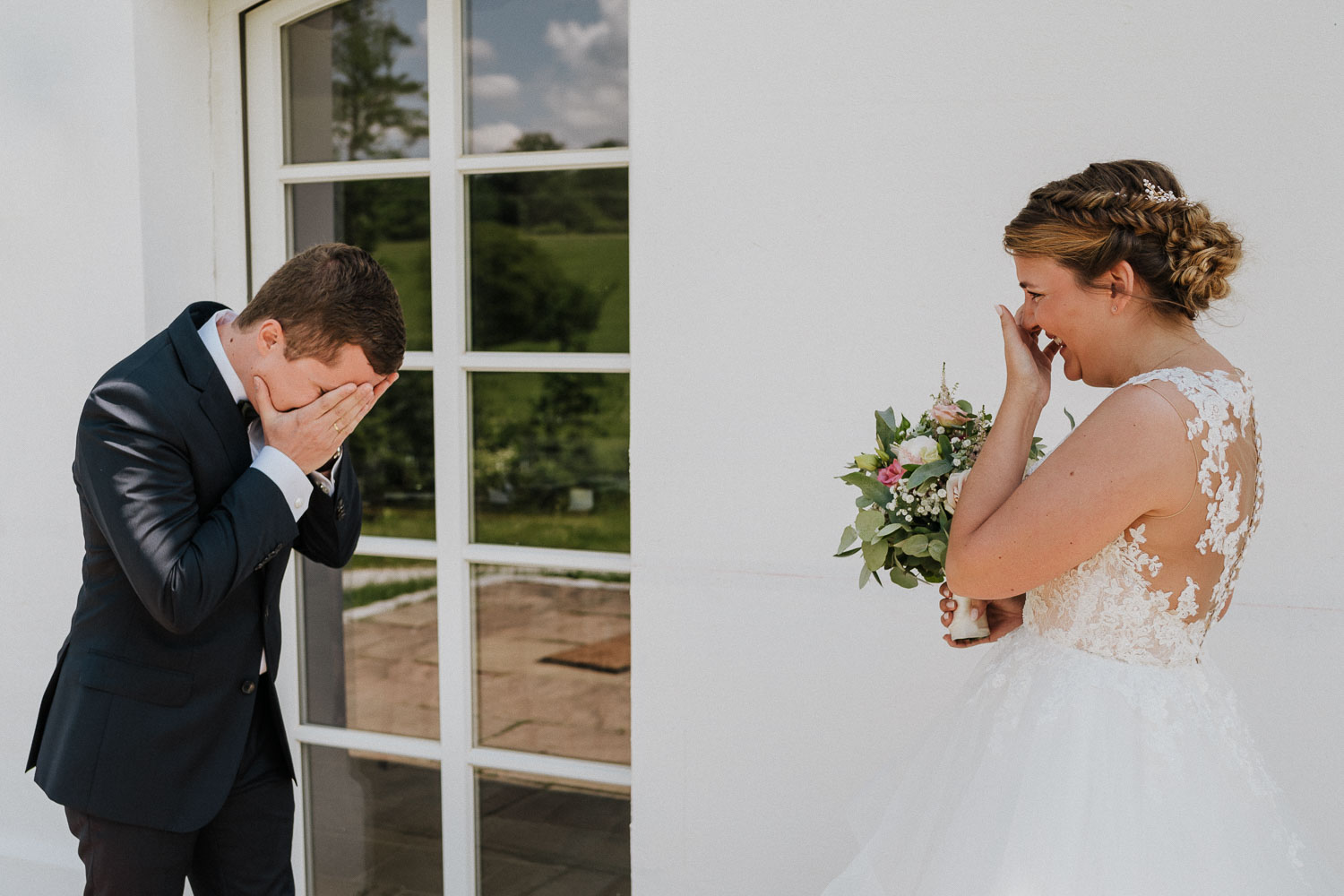 hochzeit blueland tipidorf firstlook brautpaar mit tränen