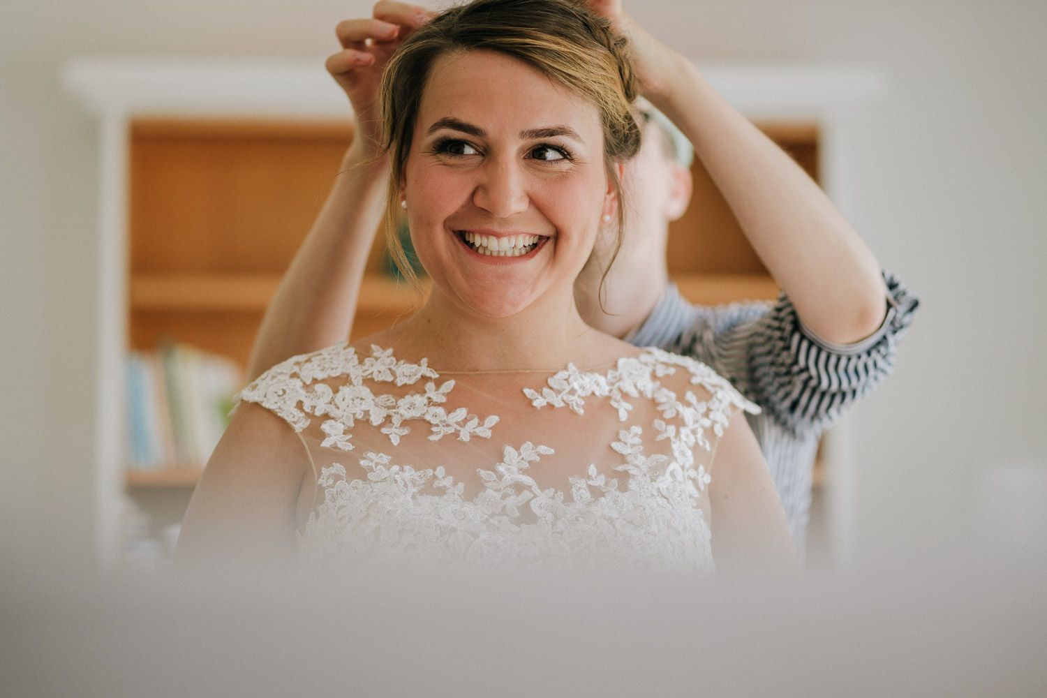 hochzeit blueland tipidorf lachende braut bei getting ready