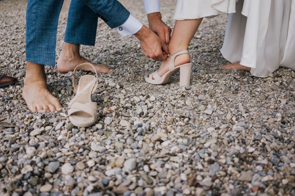 hochzeitspaar geht baden hochzeitsbilder ammersee herrsching