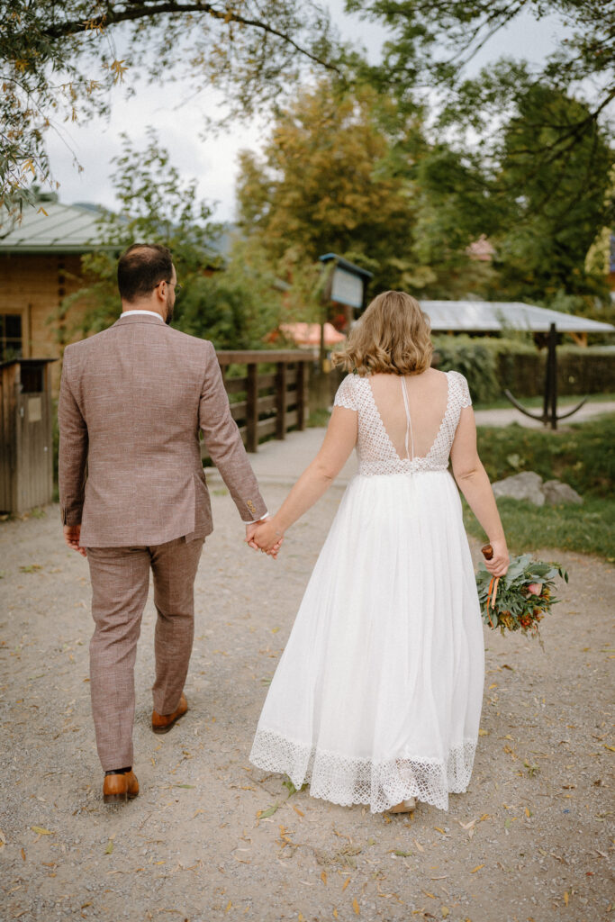 Hochzeitspaar läuft am Strand zur Hochzeit in Schliersee Rathaus