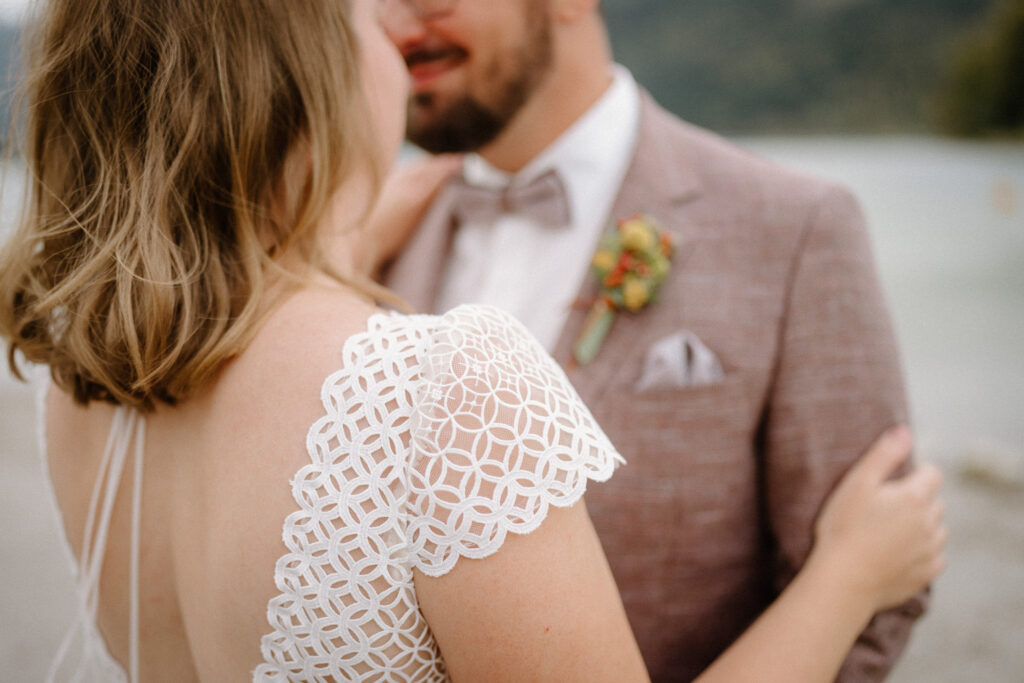 Hochzeitspaar läuft am Strand zur Hochzeit in Schliersee Rathaus