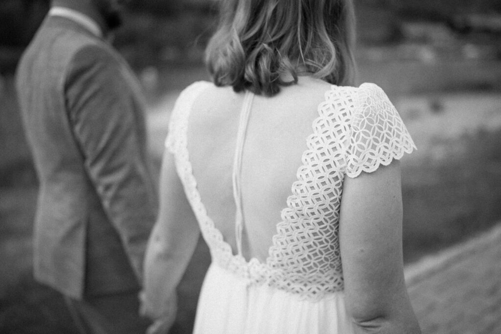 Hochzeitspaar läuft am Strand zur Hochzeit in Schliersee Rathaus