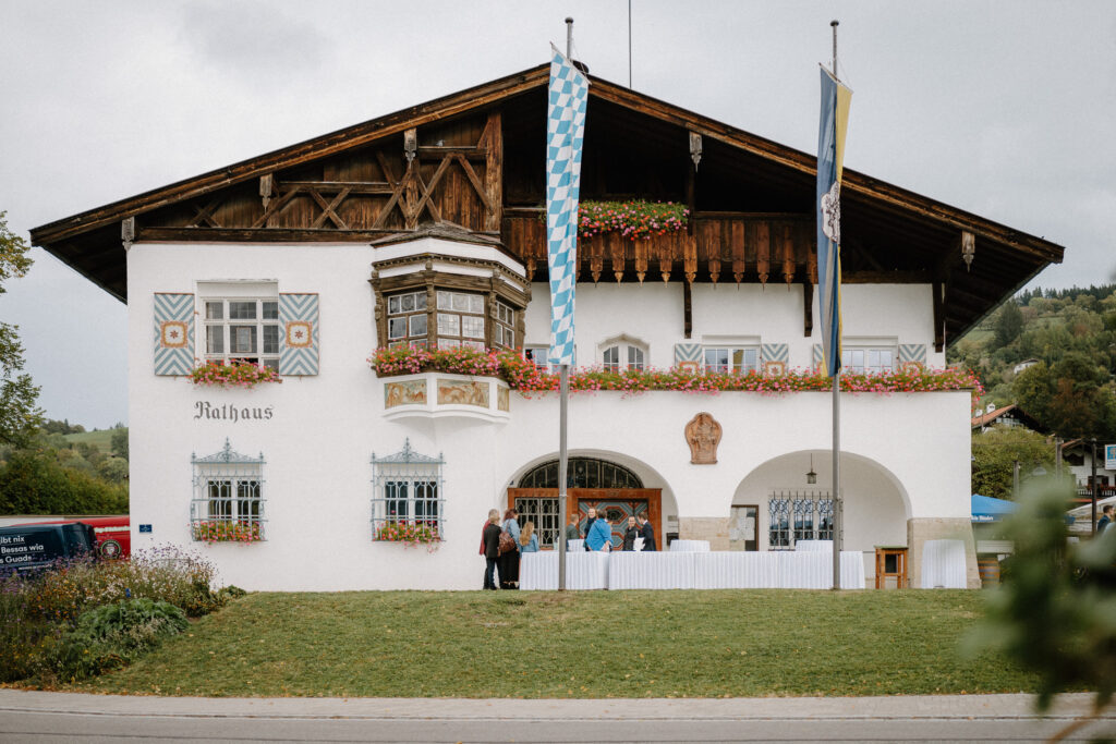 Außenaufnahme Rathaus Schliersee für Hochzeit