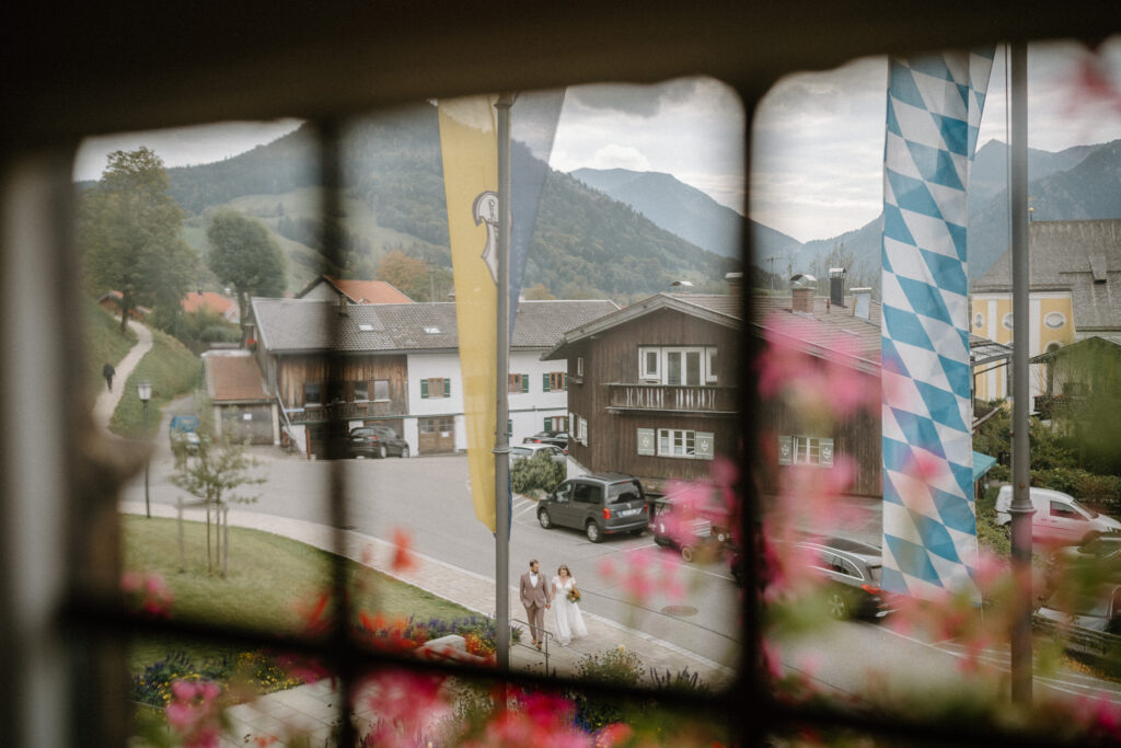 Hochzeitspaar läuft zur Hochzeit in Schliersee Rathaus