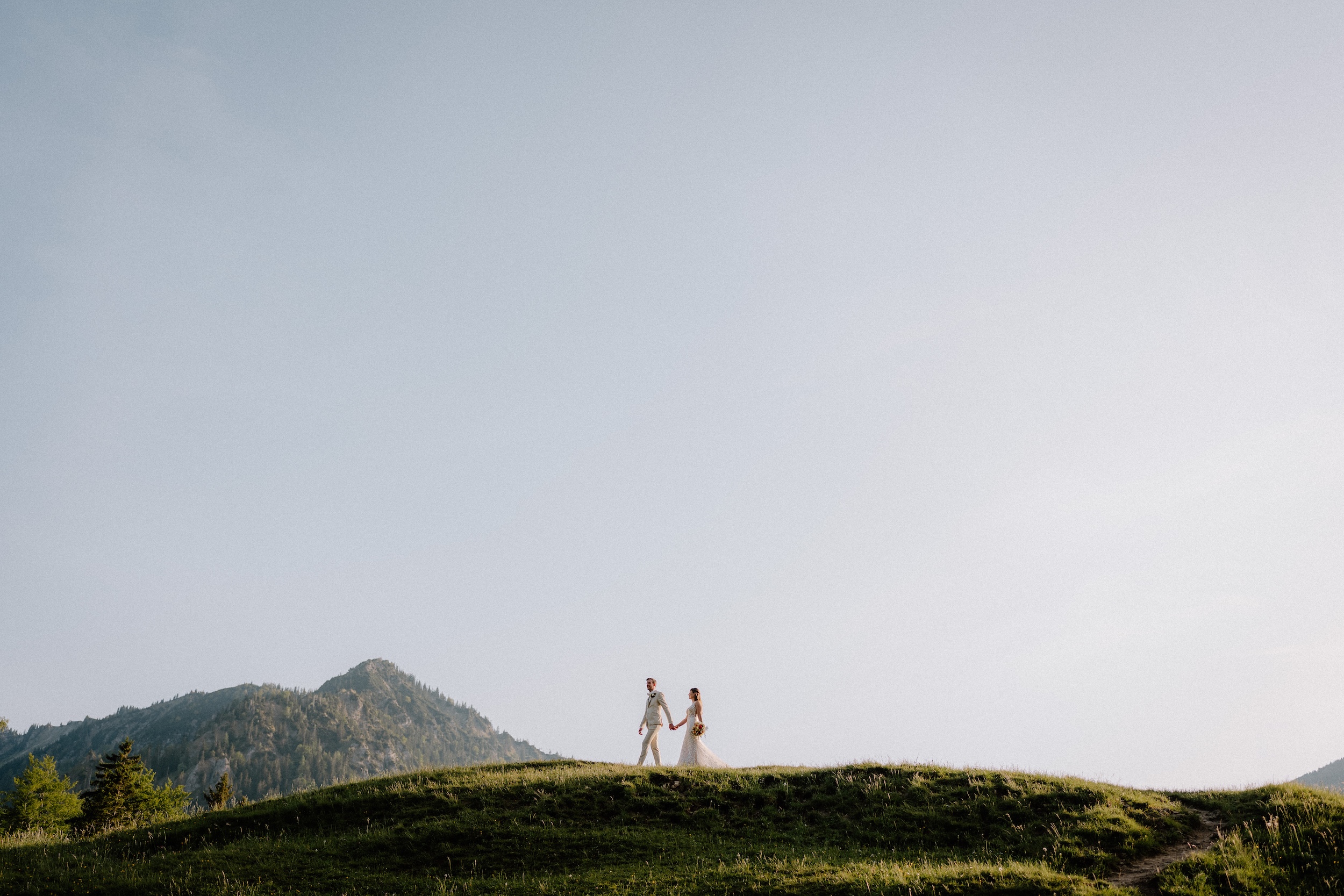 hochzeitsfotograf münchen fotografie ein hochzeitspaar vor bergkulisse